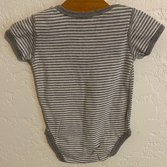 Burt’s Bees bodysuit bundle of 3 (6-9 Months) - Picture 5 of 11